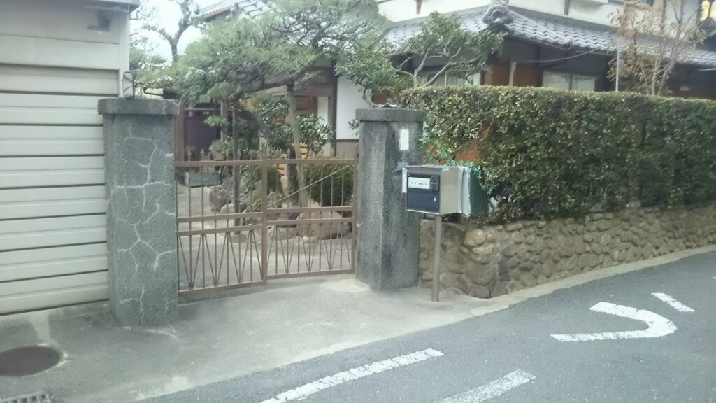 目隠しフェンスで安心・快適なお庭へ。生垣撤去+フェンス&門扉リフォーム工事|K様邸ビフォー