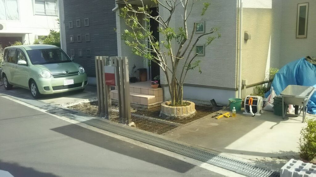 【箕面市】玄関アプローチを華やかに。コンクリート土間を乱形石貼りでおしゃれにリフォーム