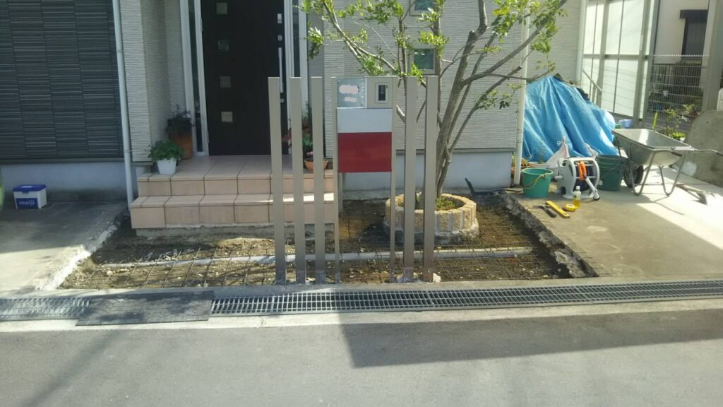 【箕面市】玄関アプローチを華やかに。コンクリート土間を乱形石貼りでおしゃれにリフォーム