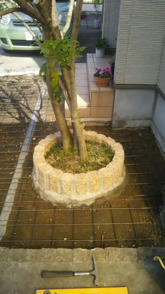 【箕面市】玄関アプローチを華やかに。コンクリート土間を乱形石貼りでおしゃれにリフォーム