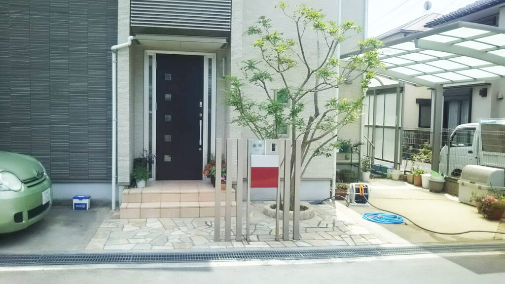 【箕面市】玄関アプローチを華やかに。コンクリート土間を乱形石貼りでおしゃれにリフォーム