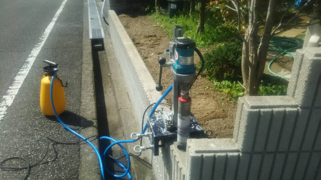 【茨木市】脱走防止&景観アップ。生垣撤去+メッシュフェンス設置&レッドロビン植栽工事 作業中