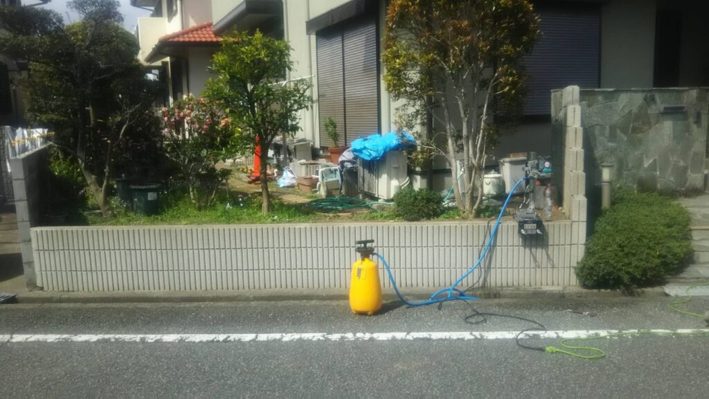 【茨木市】脱走防止&景観アップ。生垣撤去+メッシュフェンス設置&レッドロビン植栽工事 作業中