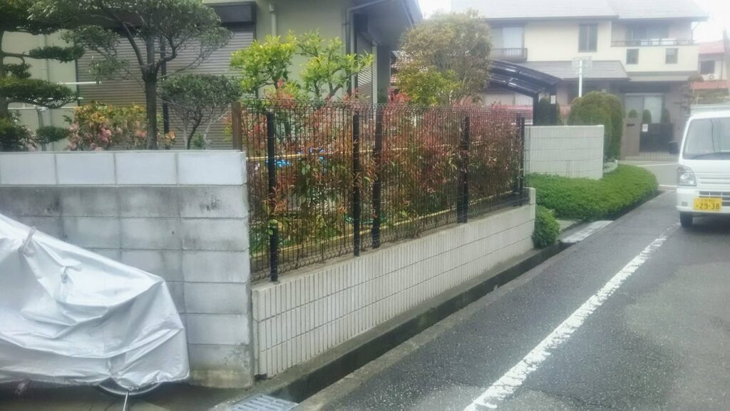 【茨木市】脱走防止&景観アップ。生垣撤去+メッシュフェンス設置&レッドロビン植栽工事 作業後