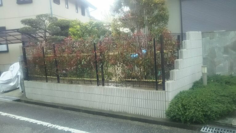 【茨木市】脱走防止＆景観アップ。生垣撤去＋メッシュフェンス設置＆レッドロビン植栽工事 作業後