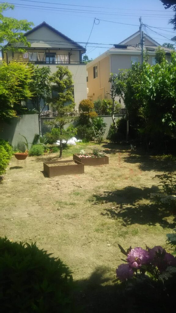 兵庫県川西市 K様邸 雑草対策として人工芝の設置工事を行いました。施工前