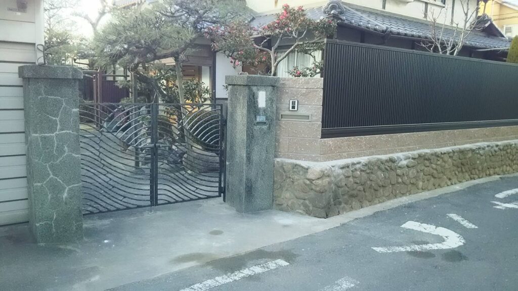 【茨木市】門まわりを一新。門柱・門扉リフォーム+アプローチ石張り工事|K様邸(2020年4月)