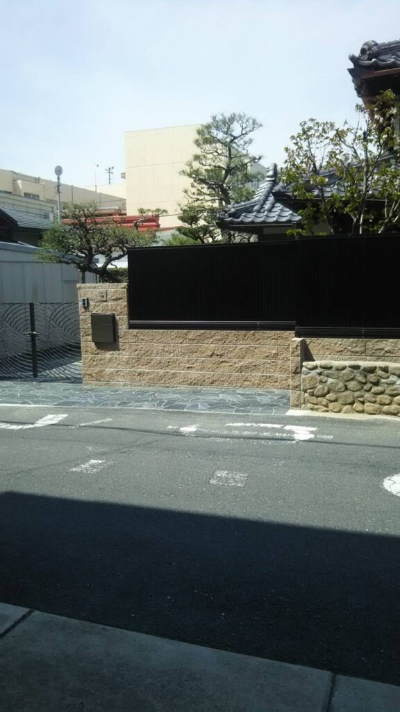 【茨木市】門まわりを一新。門柱・門扉リフォーム+アプローチ石張り工事|K様邸(2020年4月)