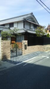 【茨木市】門まわりを一新。門柱・門扉リフォーム＋アプローチ石張り工事｜K様邸（2020年4月）