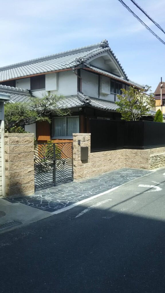 【茨木市】門まわりを一新。門柱・門扉リフォーム+アプローチ石張り工事|K様邸(2020年4月)