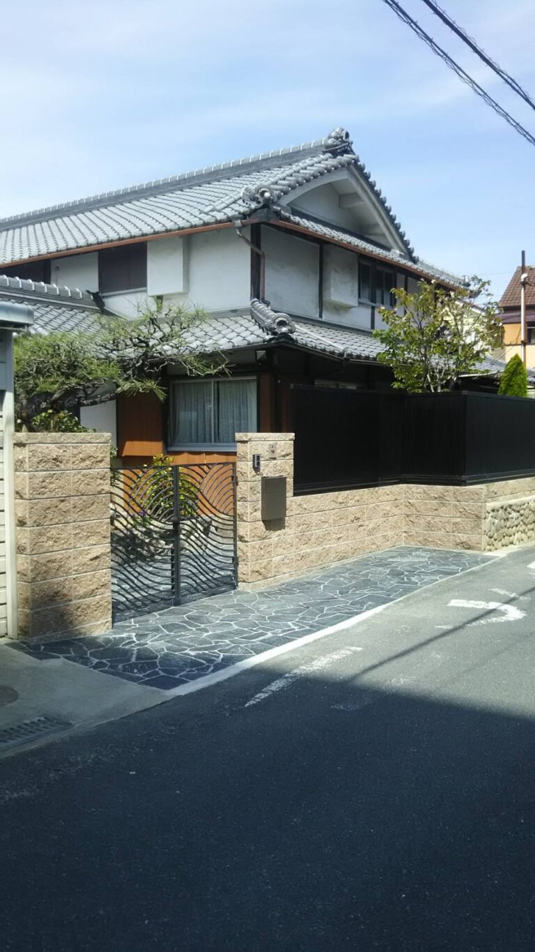 【茨木市】門まわりを一新。門柱・門扉リフォーム＋アプローチ石張り工事｜K様邸（2020年4月）