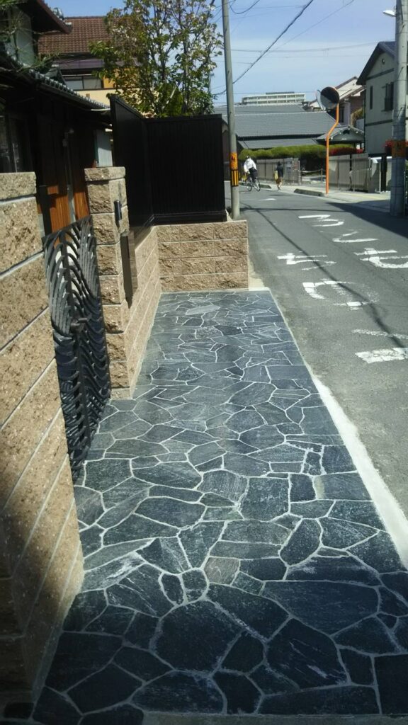 【茨木市】門まわりを一新。門柱・門扉リフォーム+アプローチ石張り工事|K様邸(2020年4月)