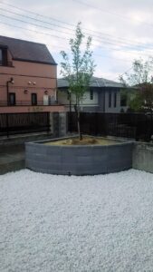 四季を感じられる「暮らしを楽しむ」お庭づくり。 桜の植栽や家庭菜園スペース、バーベキュー炉など、ご家族のライフスタイルに合わせたご提案をしています。 🔸西宮・阪神エリアでのお庭リフォーム・外構工事なら「聖造園」へ
