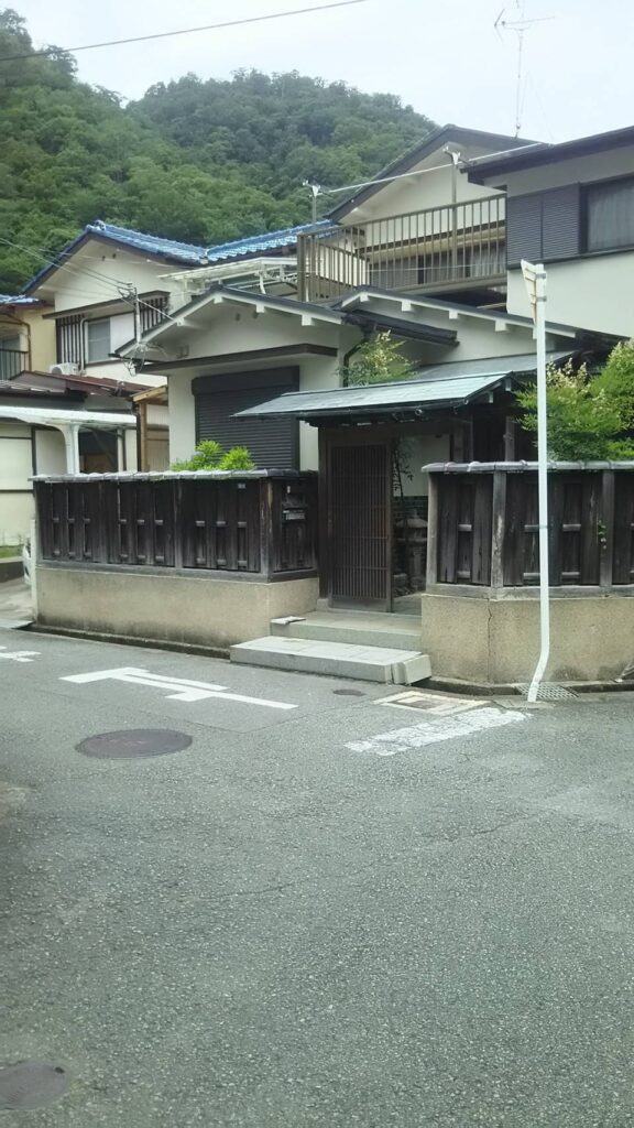 【箕面市】老朽化した木製フェンスとブロック塀を一新|A様邸 ビフォー