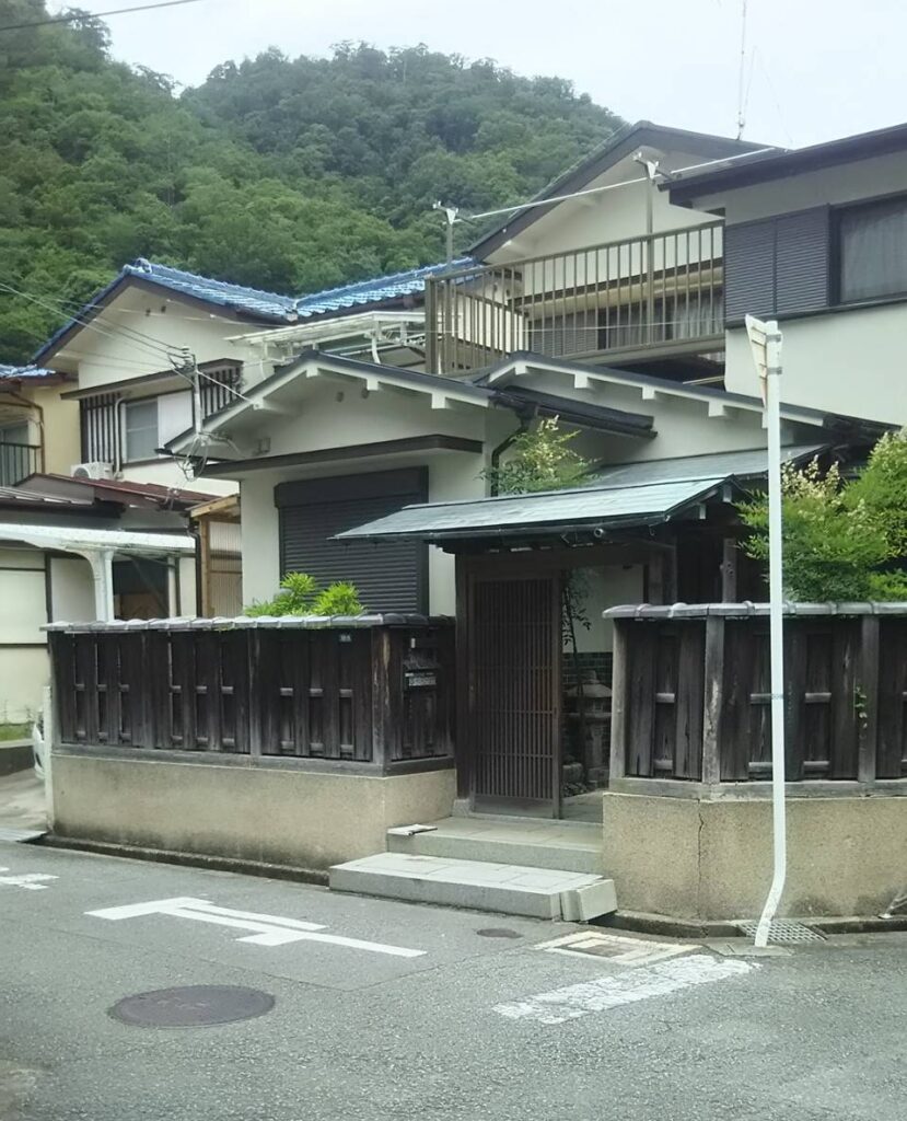 【箕面市】老朽化した木製フェンスとブロック塀を一新|A様邸 ビフォー