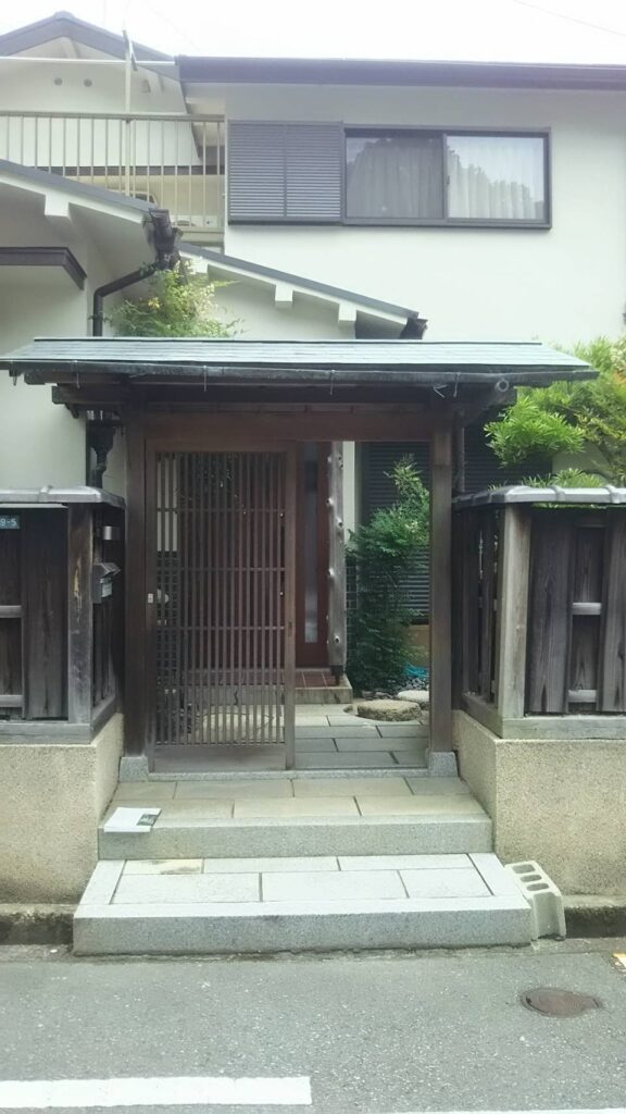 【箕面市】老朽化した木製フェンスとブロック塀を一新|A様邸 ビフォー
