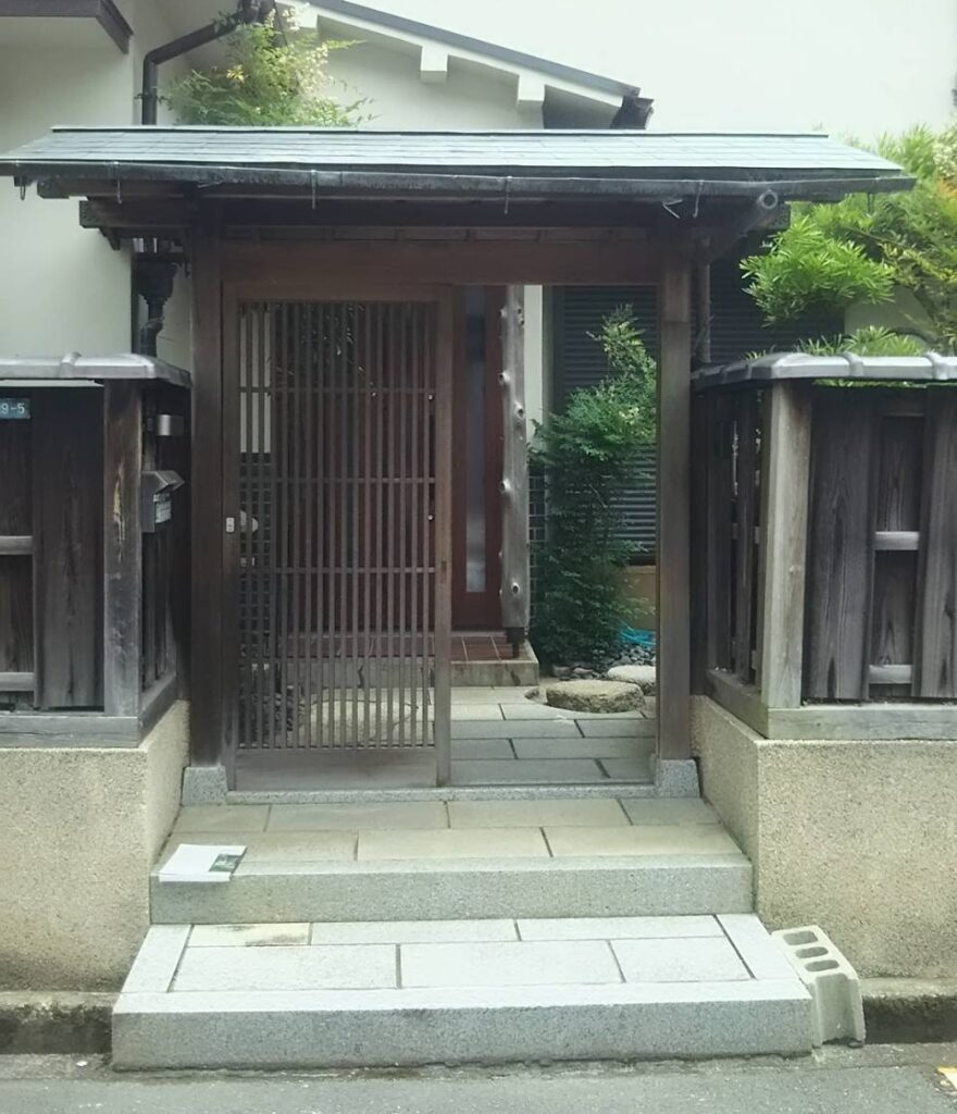 【箕面市】老朽化した木製フェンスとブロック塀を一新|A様邸 ビフォー