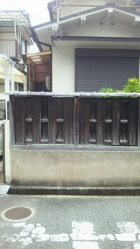 【箕面市】老朽化した木製フェンスとブロック塀を一新|A様邸 ビフォー