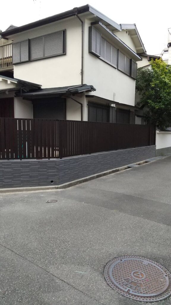 【箕面市】老朽化した木製フェンスとブロック塀を一新|A様邸 アフター