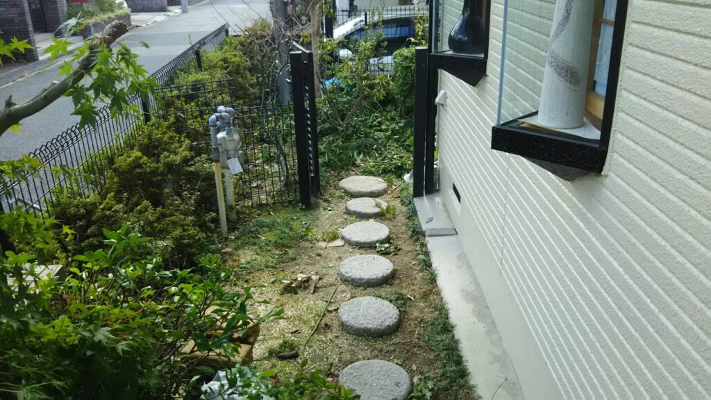 雑草対策に!防草シート+五色砂利で明るくすっきりとしたお庭へ|i様邸