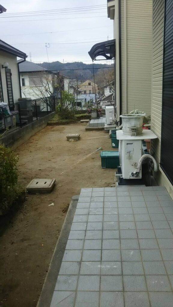 雑草対策に!防草シート+五色砂利で明るくすっきりとしたお庭へ|i様邸 施工中