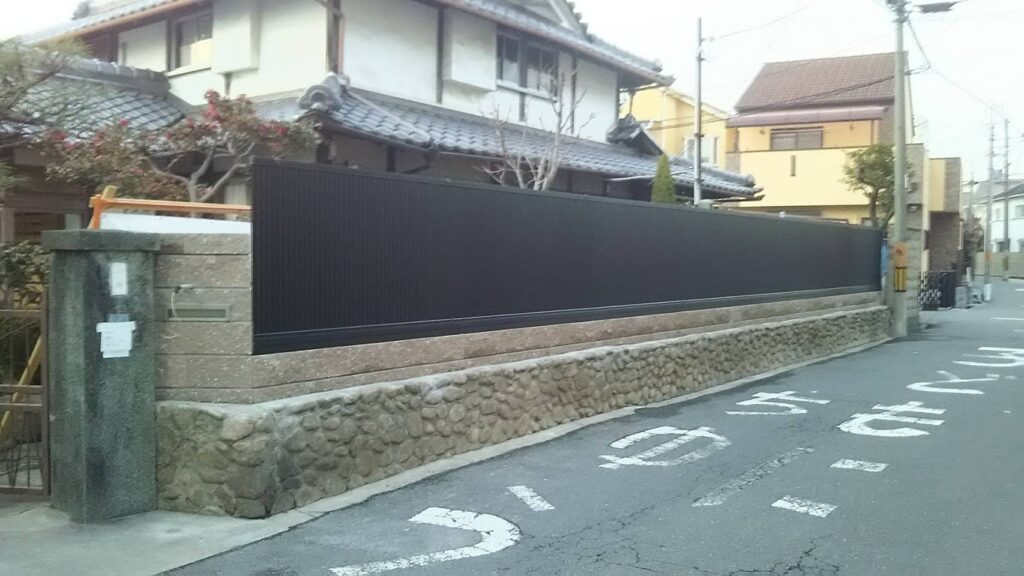 目隠しフェンスで安心・快適なお庭へ。生垣撤去+フェンス&門扉リフォーム工事|K様邸
