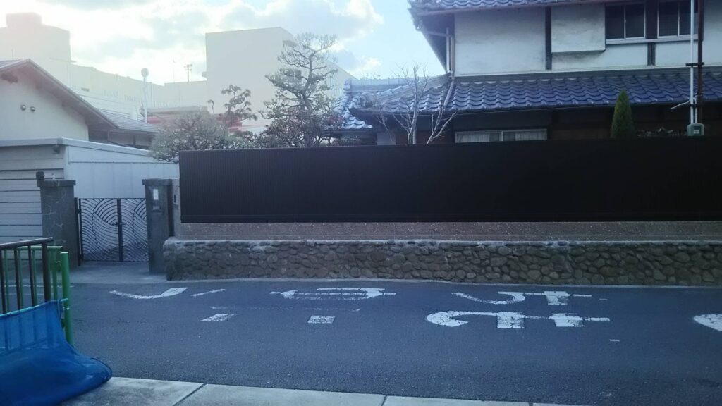 目隠しフェンスで安心・快適なお庭へ。生垣撤去+フェンス&門扉リフォーム工事|K様邸