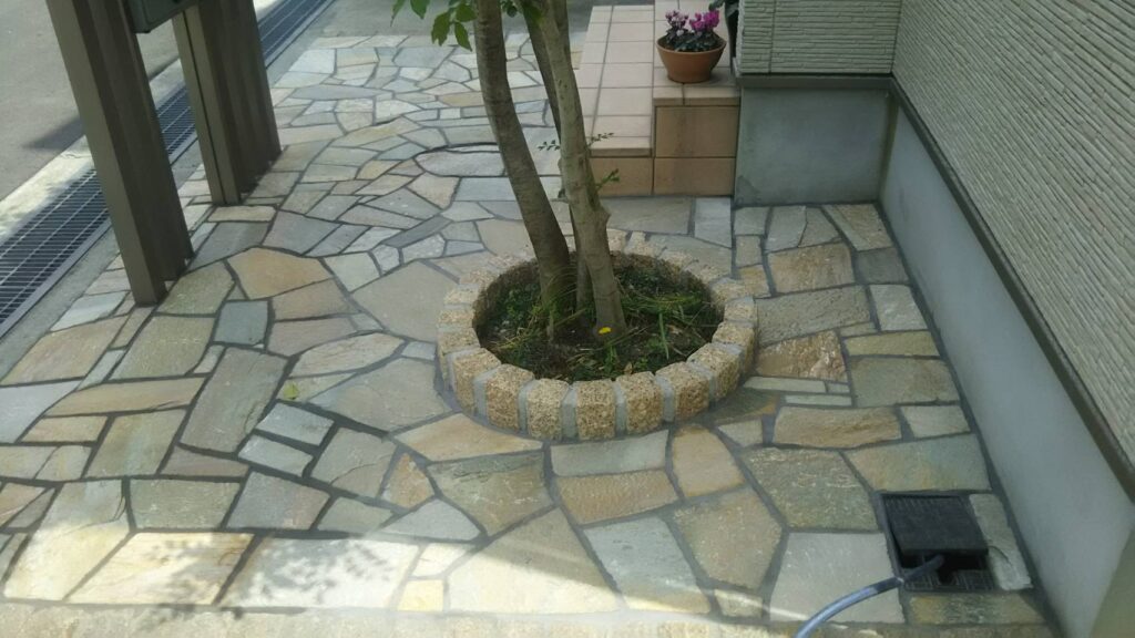 コンクリート土間の一部を乱形石材でリフォーム