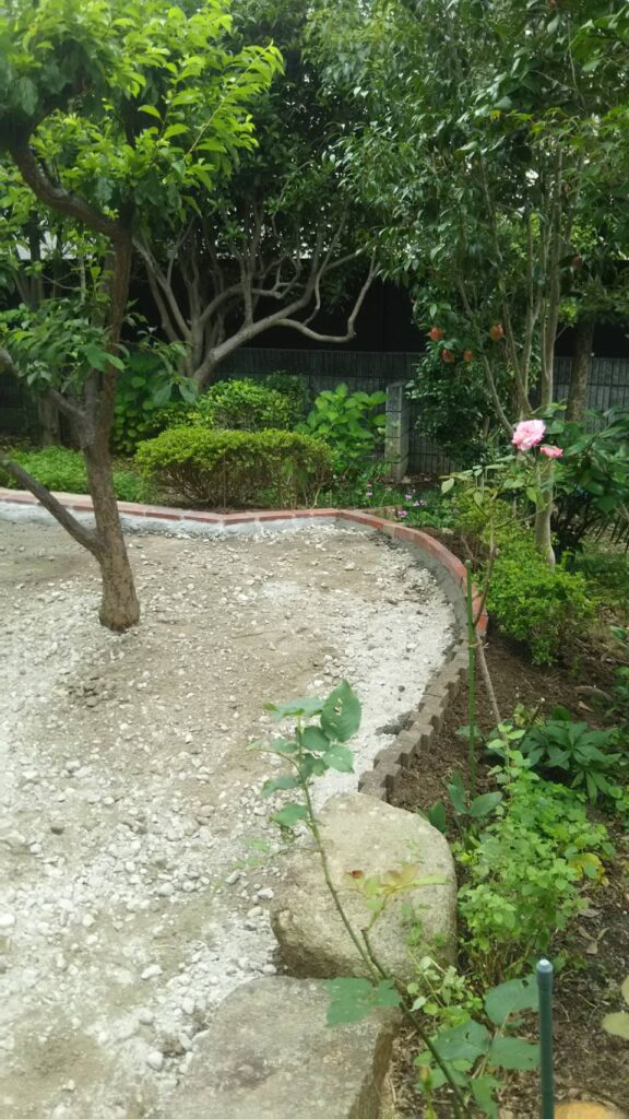 兵庫県川西市 K様邸 雑草対策として人工芝の設置工事を行いました。施工前