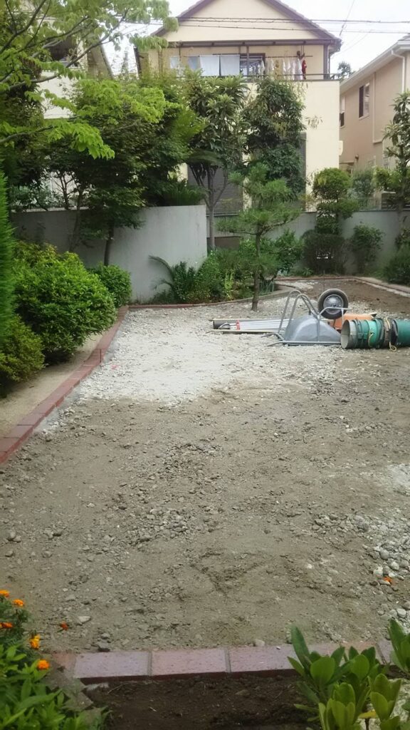 兵庫県川西市 K様邸 雑草対策として人工芝の設置工事を行いました。施工前