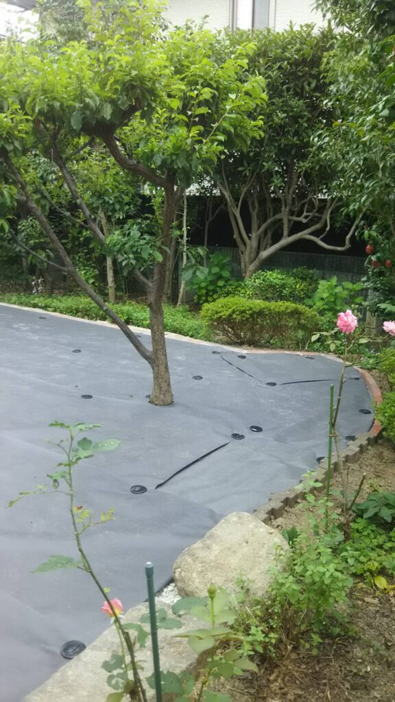 兵庫県川西市 K様邸 雑草対策として人工芝の設置工事を行いました。施工中